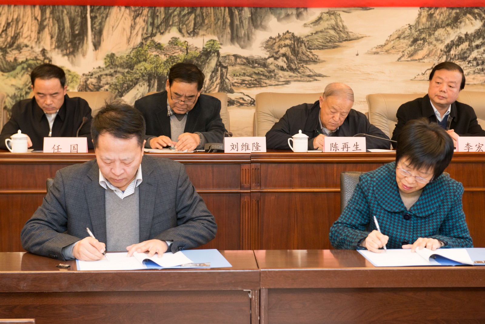 2欧博官方网站集团与省慈善协会签署项目捐赠协议。。.jpg