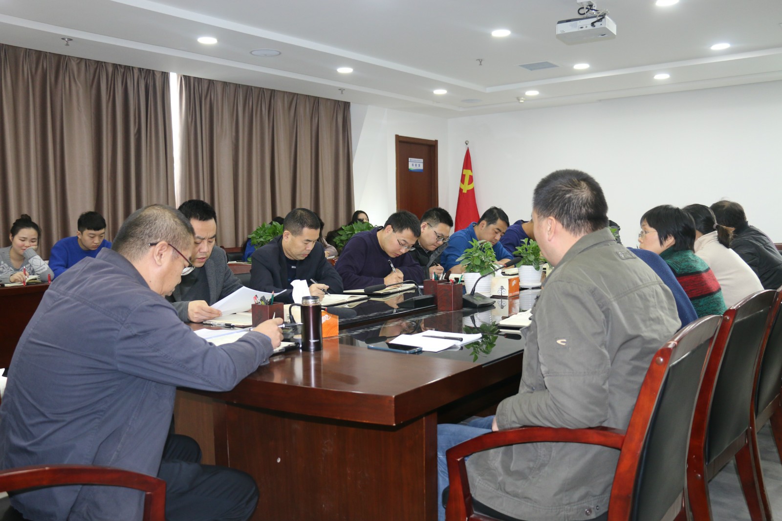 水情形公司召开全体干部职工大会 转达学习集团公司党委（扩大）聚会精神