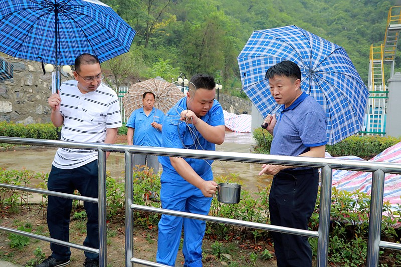 熊良虎在镇安污水处置惩罚厂调研时指出：以守护人民群众喝上清洁的水、定心的水为起点，，，，，助力打好碧水守卫战