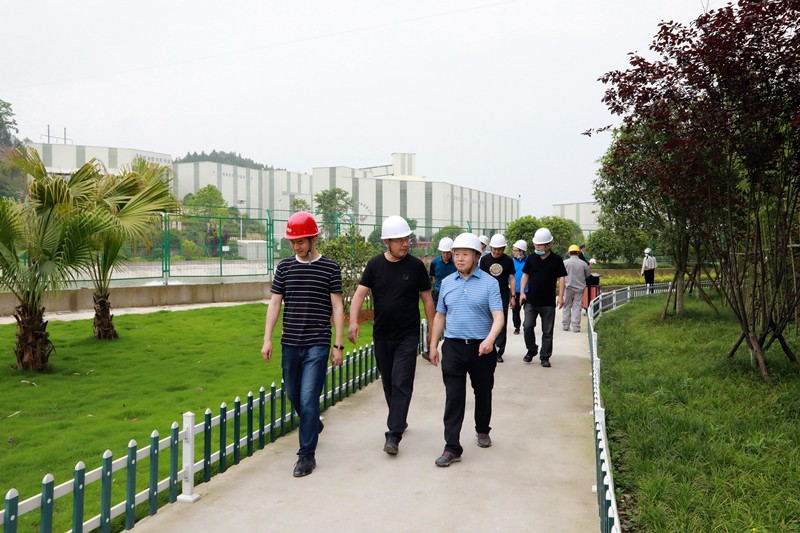 熊良虎在重庆市中科大业集团考察时强调：坚持生态优先战略，，，，念好生态经、走好扶贫路