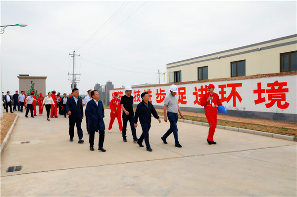 欧博官方网站集团复工复产促增添项目观摩聚会与会职员走进绿色能源公司油气公司水情形公司陕北片区项目