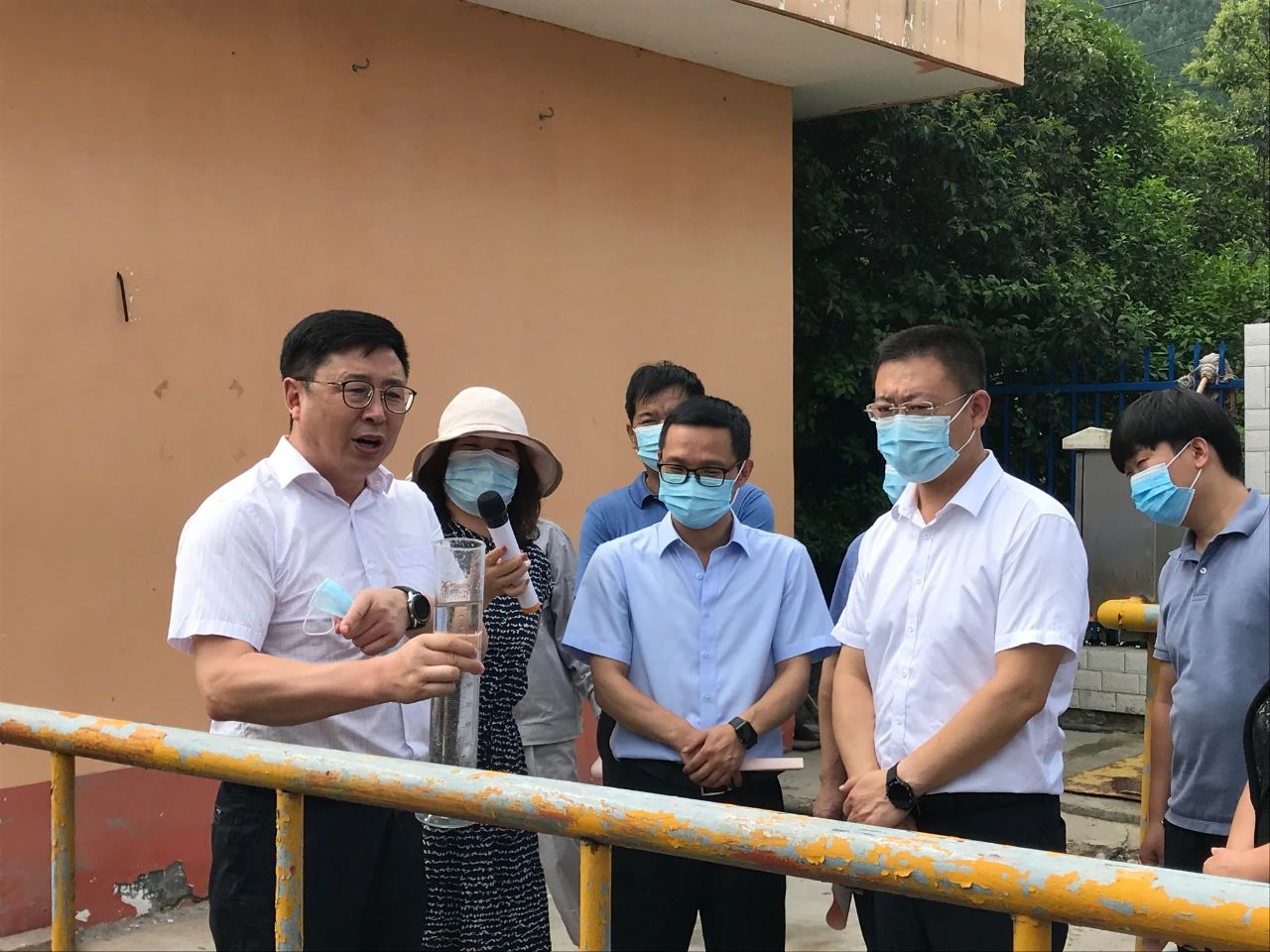 丹凤县政协主席周建政一行到丹凤县污水处置惩罚厂开展县域生态情形保；；；；ぷㄌ獾餮