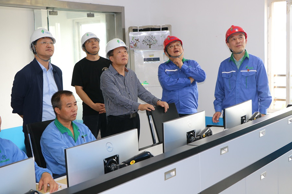 顾峰到三秦环保股份公司下属省危废处置惩罚中心检查指导事情(1)_副本.jpg
