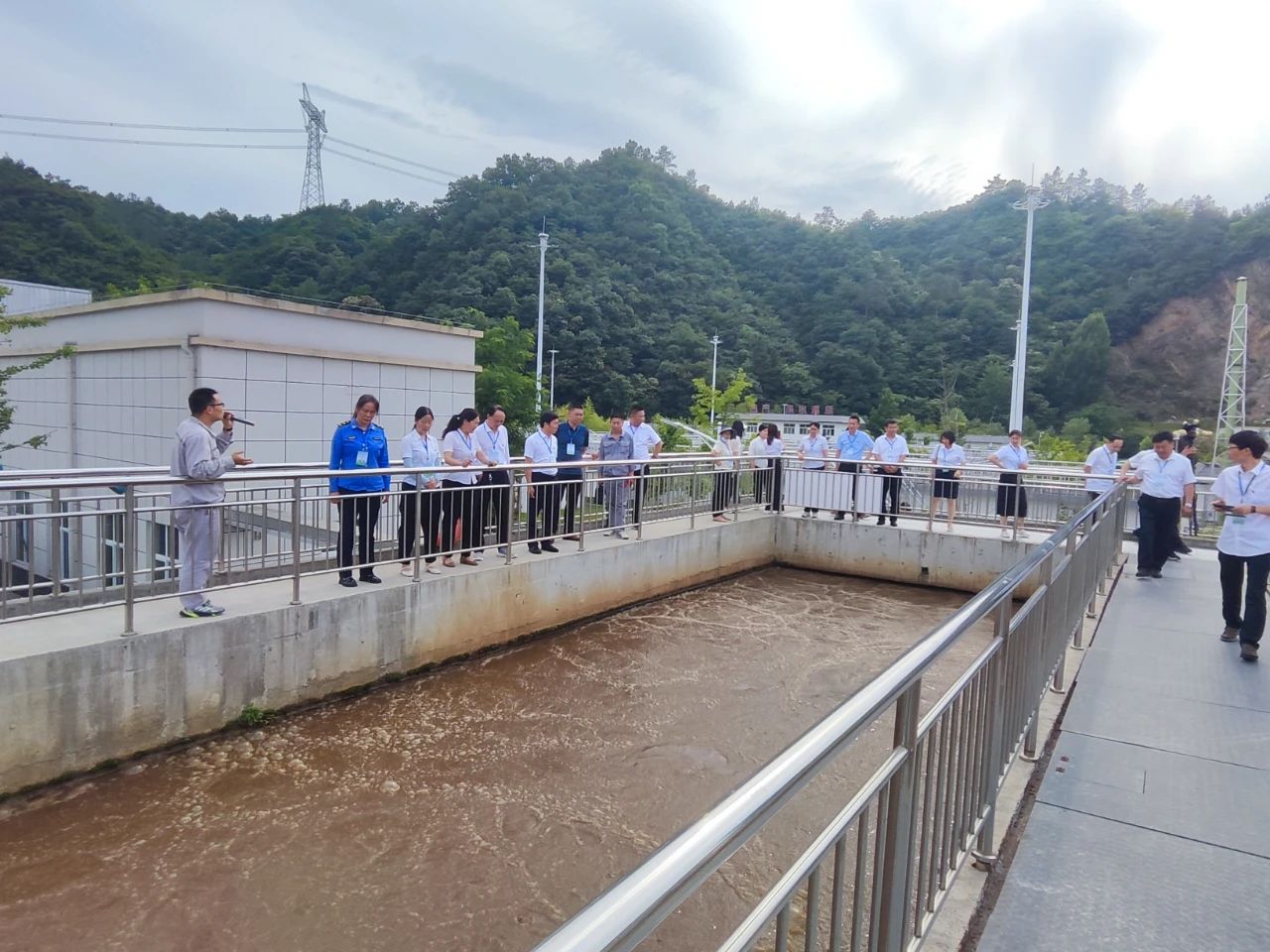 水情形商南公司联合商洛市生态情形局商南县分局开展环保设施向公众开放运动