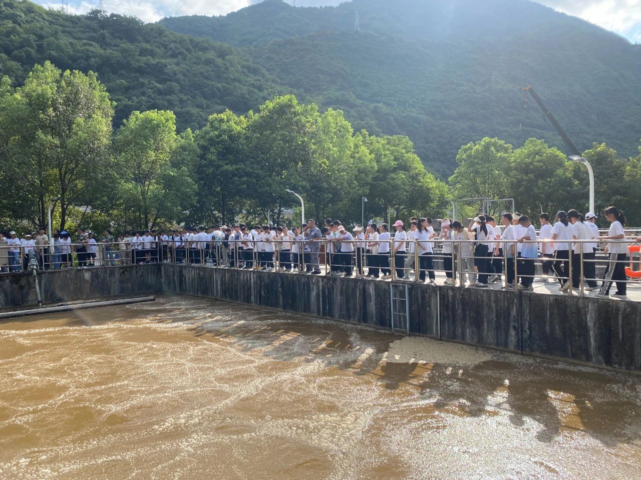 水情形公司镇安污水处置惩罚厂与镇安县第二中学举行环保设施公众开放日运动暨“绿色文明教育基地”授牌仪式
